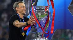 Krásný moment v Mnichově. Fanoušci PSG uctili zesnulou dceru kouče