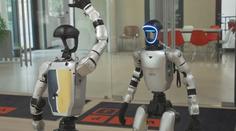 Robot Karel běhá a tancuje. V budoucnu může pomáhat doma i v továrně