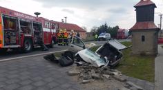 Vážná nehoda: Prudký náraz auta do sloupu nepřežil jeden člověk