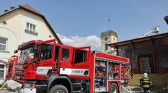 Hasiči v Turnově krotili velký požár továrny, nasadili čtyři proudy