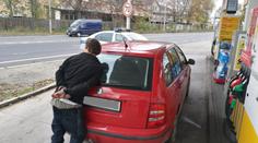 Pro dobrotu na žebrotu. Muž vzal stopaře, ten mu ujel s autem!