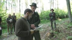 Maturita pod širým nebem. Budoucí lesníci skládali zkoušku dospělosti v lese