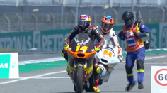 Šokující moment v Moto2. Arbolinovi soupeř přejel nohu