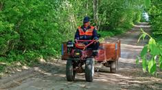 Seniora na traktůrku odmrštilo auto do příkopu, na místě zemřel