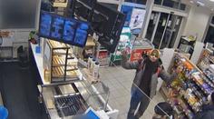 Policie pátrá po trojici mužů, kteří z ukradené karty vybrali 180 tisíc