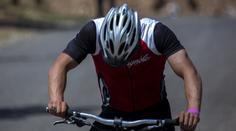 Trapas iráckého cyklisty, spadnul těsně před cílem. Teď je hitem internetu
