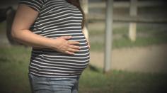 Náhradní matka podvedla přes dvacet zoufalých párů. Vylákala z nich milion