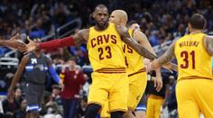 Cleveland s klidem slavil proti Detroitu. Warriors se trápili s Philou!