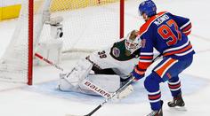 McDavid vzal NHL do 90. let. Naposledy zařídil dvě 60gólové sezony v řadě Bure