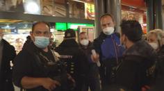 Potyčka ve frontě na očkování na nádraží v Praze. Lidé si nadávají a předbíhají se