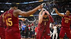 Jedna rána vládne všem. V NBA rozhodla střela z půlky hřiště