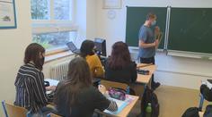 Děti možná budou muset nosit respirátory ve třídě. Ministři to probírají
