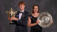 Z kurtu rovnou na parket. Nosková v černých šatech okouzlila Wimbledon