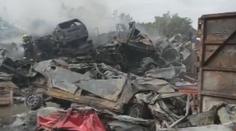 Vrakoviště v Praze pohltily plameny, dým byl vidět kilometry daleko