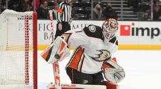 Parádní vstup Lukáše Dostála do NHL: Vychytal nájezdy a slaví první výhru