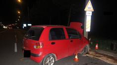 Kličkoval, pak naboural kandelábr. Při dechové zkoušce muž usnul