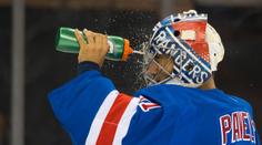 Pavelec vítězně debutoval za Rangers, představil se také Nečas