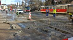 V centru Prahy se propadla silnice, policie oblast uzavřela 