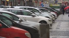 Města zvažují zrušení modrých zón, ale jen pro pracovníky v první linii