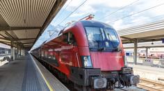 Railjet byl kompletně přeplněný. Cestující museli vystoupit z vlaku ven a jet jinak