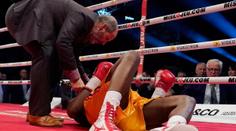 Dostal ránu a už nevstal: Boxer je po KO v kritickém stavu! VIDEO