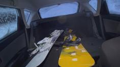 Policie na horách řeší krádeže lyžařského vybavení. Nenechávejte ho v autě, varuje