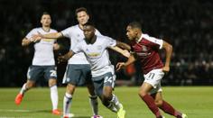 Favorité z Manchesteru jdou dál, United se ale s outsiderem trápili