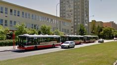 Řidička MHD chtěla vyhodit muže, ten se pokusil s autobusem ujet!