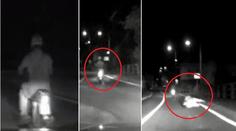 Zběsilá honička: Motorkář vyklopil spolujezdce, přesto nezastavil