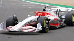Formule 1 odhalila nové žihadlo, má přinést ještě těsnější souboje
