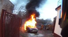 Senior nastartoval a zkolaboval! Auto začalo hořet, uvnitř bylo dítě!
