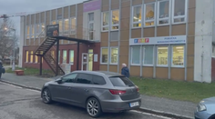 Učitelce nevyšel chemický pokus. Ona a dvě děti jsou popálené, jedno velmi vážně