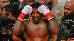 Boxer Joshua utrpěl zranění při tragické nehodě. Zemřeli při ní dva lidé