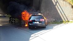 Řidič při nehodě omdlel, auto vzplálo. Muže z vozu vytáhl běžec
