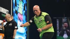 Šipkařská Premier League se dramatizuje. Van Gerwen už zase řádí
