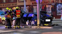 Vážná nehoda v Praze. Při srážce auta s tramvají se zranilo pět lidí včetně dětí