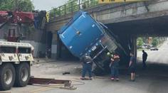 Popelářské auto narazilo vysokou rychlostí do mostu. Vše zachytily kamery