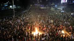 Bitky s policií, vodní děla. Desetitisíce Izraelců protestovaly proti vládě