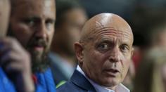 Čeští fotbalisté v problémech! Závada na letadle překazila let