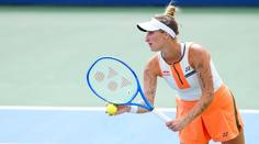 Tenisový úbor šel dolů. Vondroušová v plavkách na Rhodosu čeká na dopingový verdikt