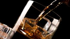 Co dělá alkohol s ženskou pletí? Nepít je lepší než kosmetika, říká psychiatr