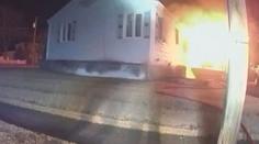 Policistovi explodoval dům před očima. Výbuch zachytil na kameru