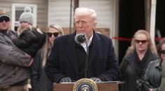 Trump vyrazil na první cestu po USA. Navštívil i požáry sužovanou Kalifornii