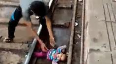 VIDEO: Chvíle hrůzy na nádraží: Dítě dělily od smrti jen vteřiny