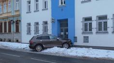 Řidička si nevšimla, že auto před ní brzdí. Nabourala do policejní služebny