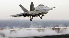 Americká F-18 se zřítila na britském venkově, pilot zahynul