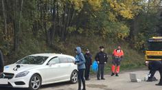 Krvavá záhada: V mercedesu u silnice byl těžce zraněný muž