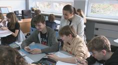 Vláda chce zákaz mobilů na základkách. Ať si to školy určí samy, tvrdí opozice