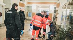 Opilou ženu ožehla hořící louže alkoholu, uhasit ji museli strážníci