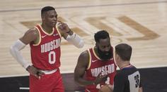 Obrovská chyba rozhodčích v NBA. Harden jen nevěřícně koukal